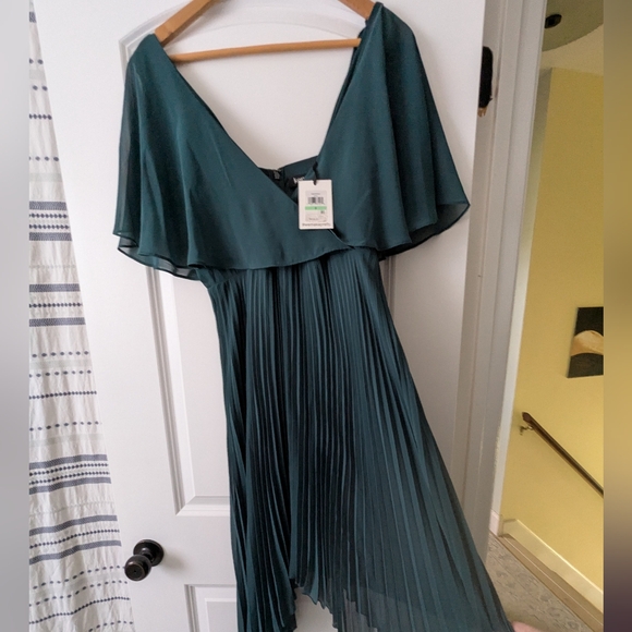 NWT Kensie Handkerchief Hem Pleated Dress - Picture 2 of 7
